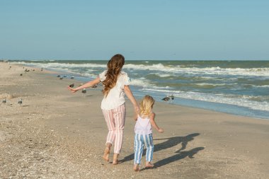 Anne ve kızı plajda eğlenmek