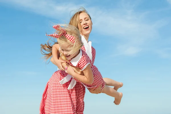 Anne ve kızı plajda eğlenmek