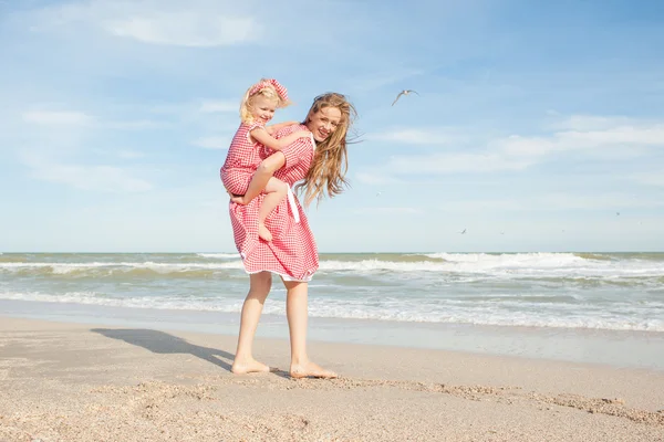 Madre y su hija se divierten en la playa — Foto de Stock