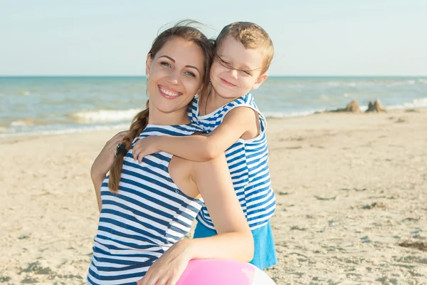 Mother and her son having fun on the beach — Stock Photo, Image