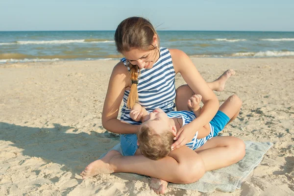 어머니와 그녀의 아들 해변에 재미 — 스톡 사진