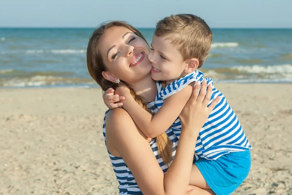 Mãe e seu filho se divertindo na praia — Fotografia de Stock