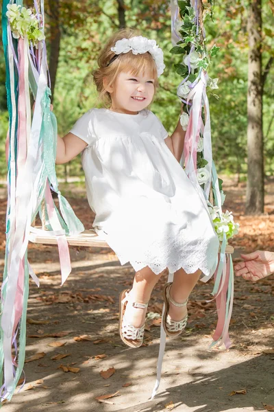 Šťastná holčička na houpačce — Stock fotografie