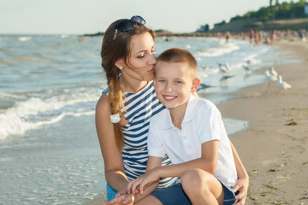 Matka a její syn baví na pláži — Stock fotografie