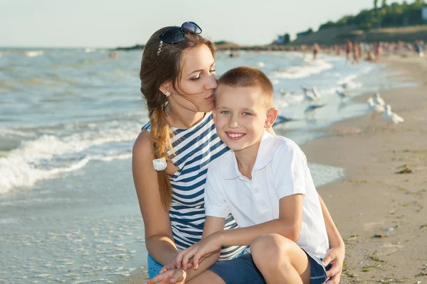 Moeder en haar zoon plezier op het strand — Stockfoto