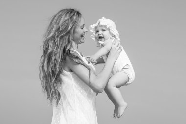 Anne ve kızı eğleniyor.