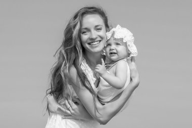 Anne ve kızı eğleniyor.