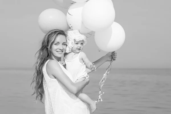 Mutter und ihre tochter haben spaß — Stockfoto