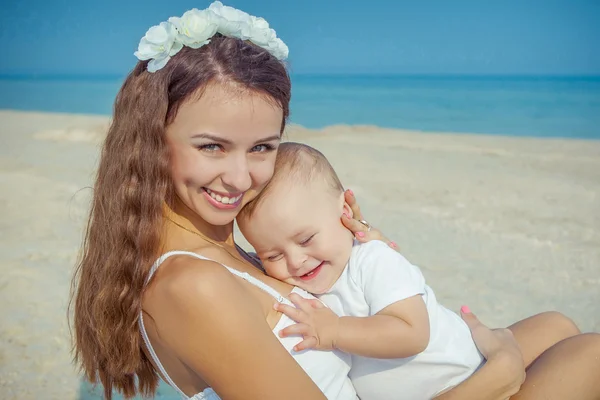 Mutter und ihr Sohn amüsieren sich am Strand — Stockfoto