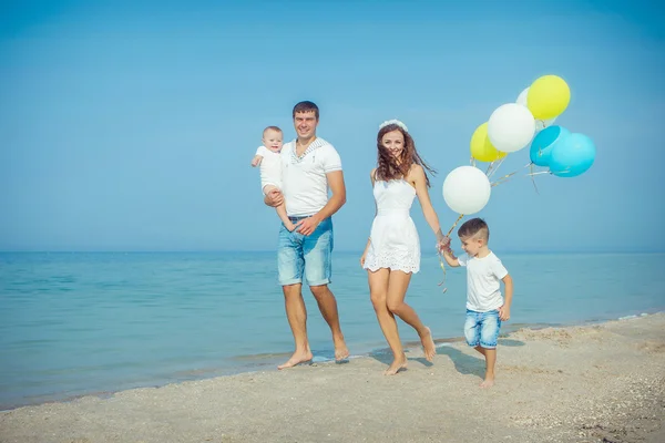 Family having fun on the beach — Stock Photo, Image