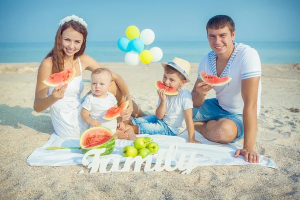 Familie mit Wassermelone am Strand — Stockfoto