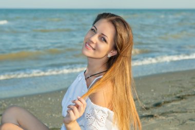 Sahilde güzel bir kız