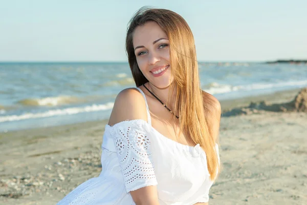 Gyönyörű lány a strandon — Stock Fotó