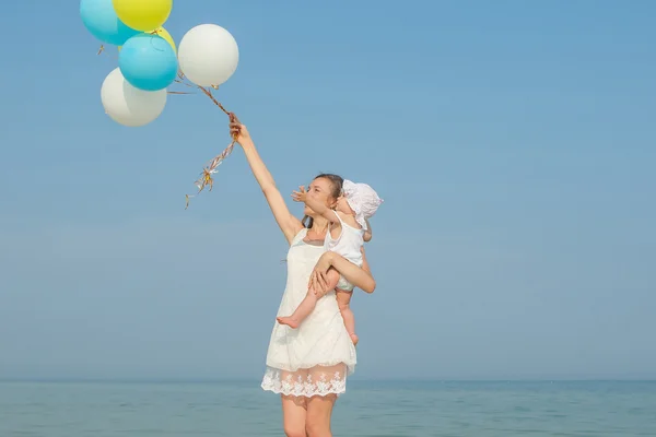 Feliz bela mãe e filha desfrutando de tempo de praia — Fotografia de Stock