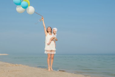 Mutlu güzel anne ve kızı plaj zaman zevk