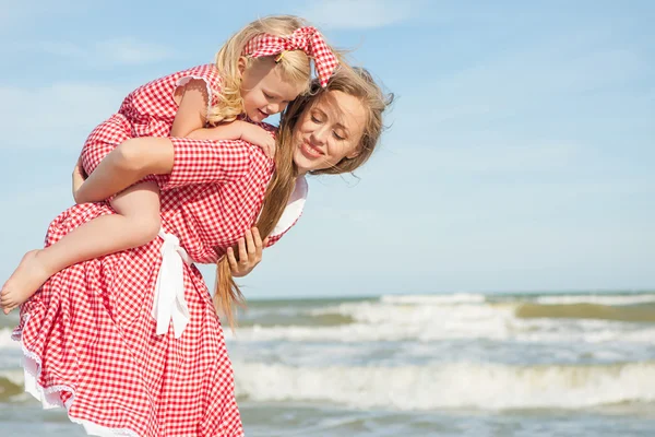 Madre y su hija se divierten en la playa — Foto de Stock