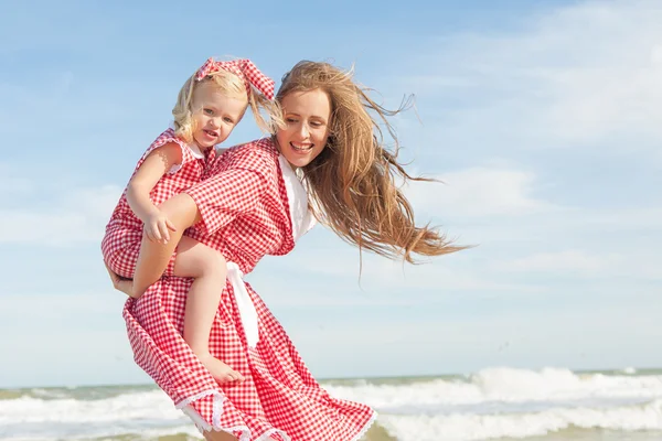 Mother and her daughter  having fun on the beach — Stock Photo, Image