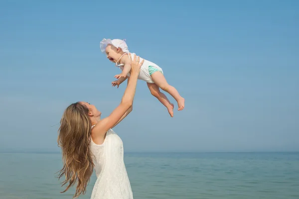 Happy krásná matka a dcera užívat čas na pláži — Stock fotografie