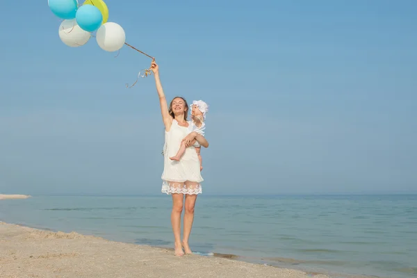 Glücklich schöne Mutter und Tochter genießen Strandzeit — Stockfoto