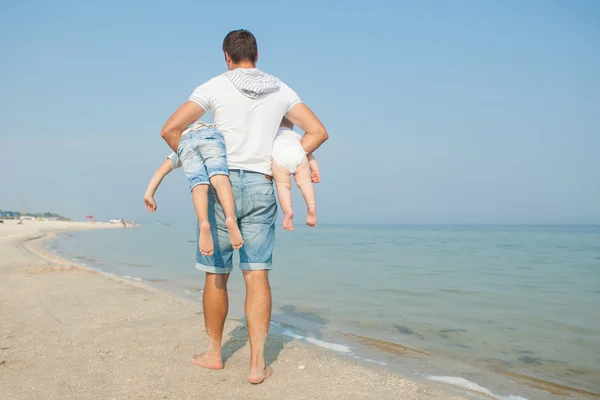 Pai e seus filhos se divertindo na praia — Fotografia de Stock