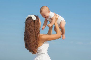 Anne ve oğlu sahilde eğleniyor