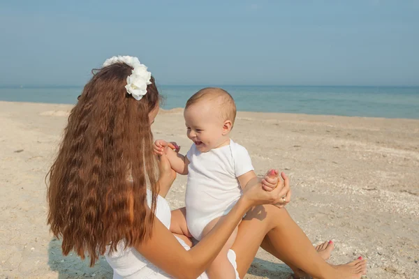 Mamma och hennes son att ha kul på stranden — Stockfoto