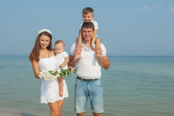 Family having fun on the beach — Stock Photo, Image