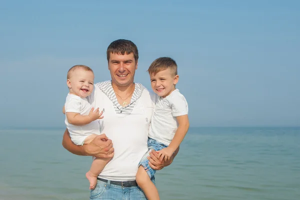 Vater und seine Söhne amüsieren sich am Strand — Stockfoto