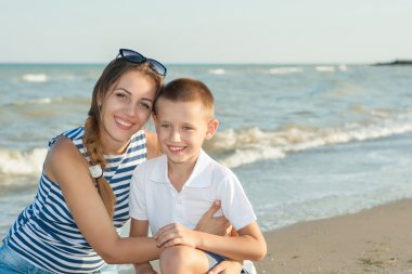 Anne ve oğlu sahilde eğleniyor