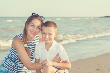Anne ve oğlu sahilde eğleniyor