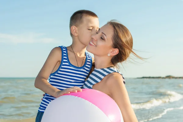 Mãe e seu filho se divertindo na praia — Fotografia de Stock