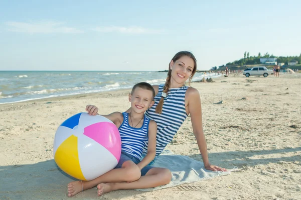 Mãe e seu filho se divertindo na praia — Fotografia de Stock