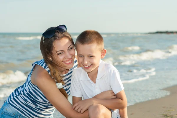 Mother and her son having fun on the beach — Stock Photo, Image