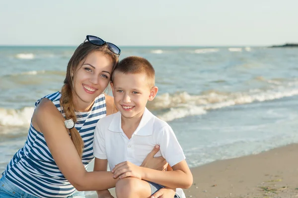 Mutter und ihr Sohn amüsieren sich am Strand — Stockfoto