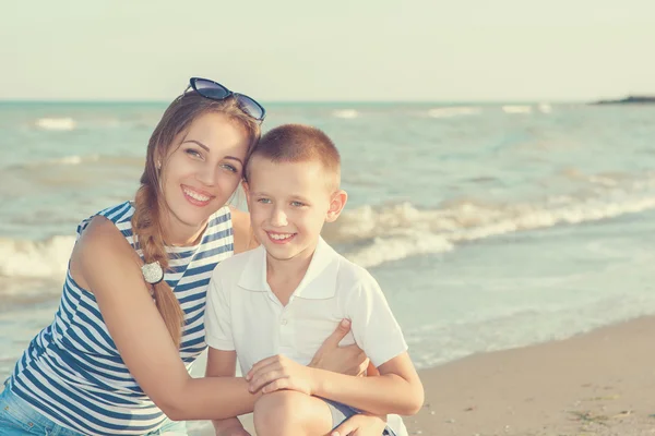 Mutter und ihr Sohn amüsieren sich am Strand — Stockfoto