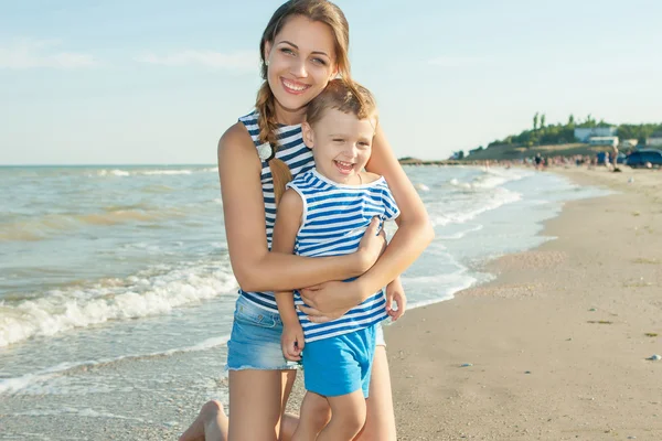 Matka i jej syn, zabawy na plaży — Zdjęcie stockowe