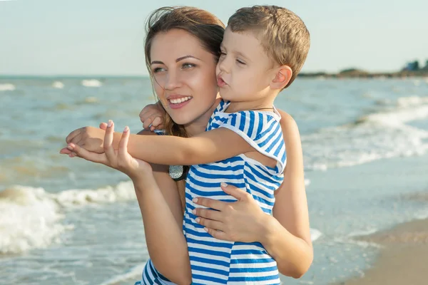 Moeder en haar zoon plezier op het strand — Stockfoto