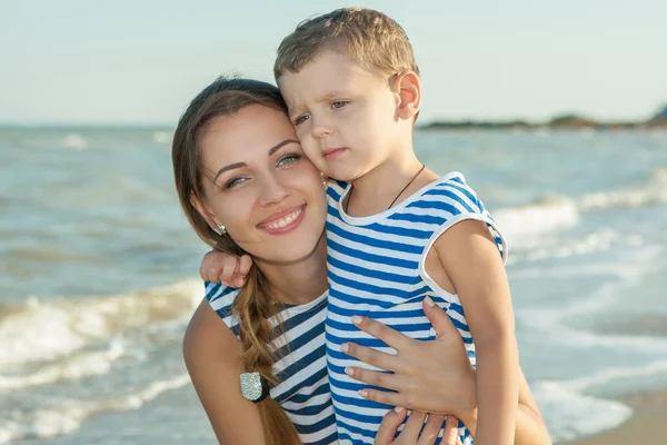 Mãe e seu filho se divertindo na praia — Fotografia de Stock