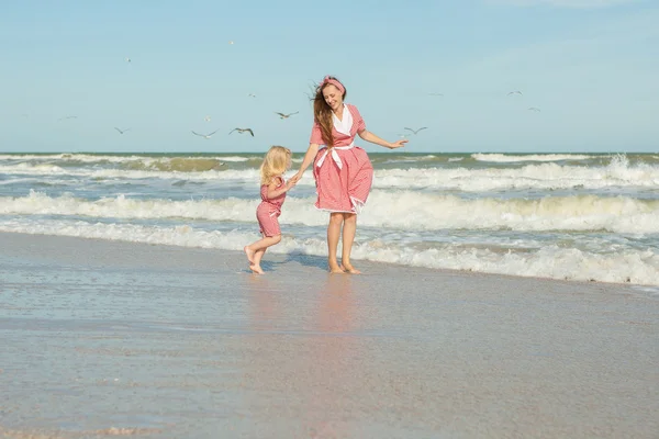 Matka i córka, zabawy na plaży — Zdjęcie stockowe