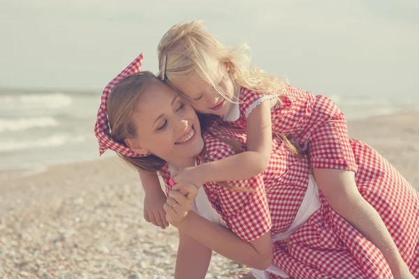 Matka a dcera baví hraní na pláži — Stock fotografie