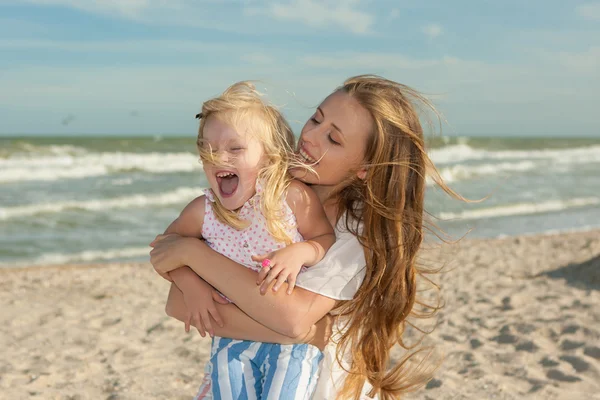 Anne ve kızı eğleniyor kumsalda oynarken