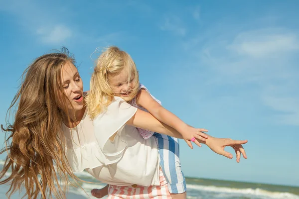 Matka i córka, zabawy na plaży — Zdjęcie stockowe