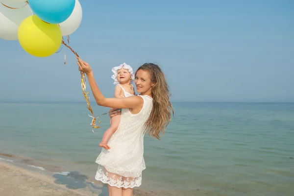 Feliz hermosa madre e hija disfrutando del tiempo de playa — Foto de Stock