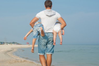 Baba ve oğulları sahilde eğleniyor