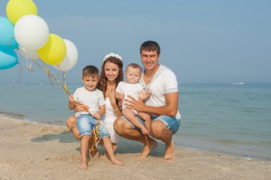 Aile sahilde eğleniyor.