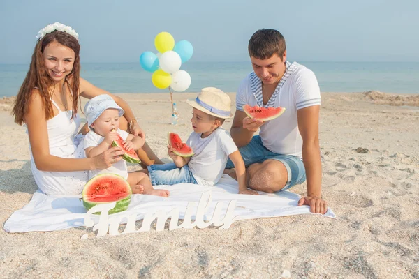 Familie mit Wassermelone am Strand — Stockfoto