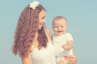 mutlu güzel anne ve oğul plaj zaman zevk