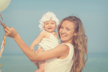 Anne ve kızı plajda eğlenmek