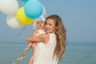 Anne ve kızı plajda eğlenmek