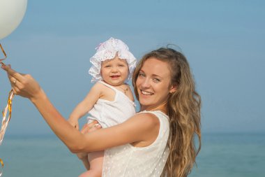 Anne ve kızı plajda eğlenmek